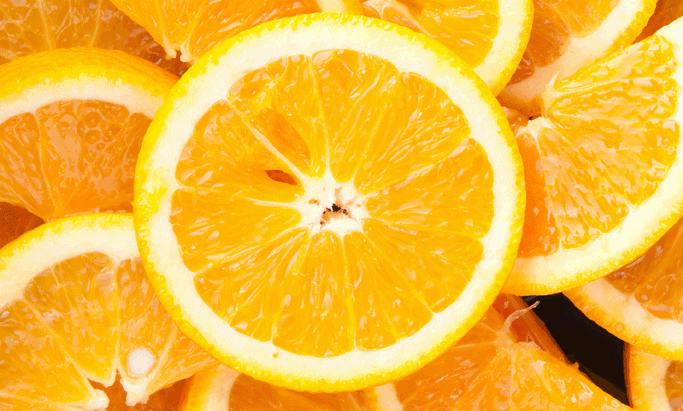 Een sinaasappel bevat 50 mg vitamine C 100 gram, een rozenbottel mg –